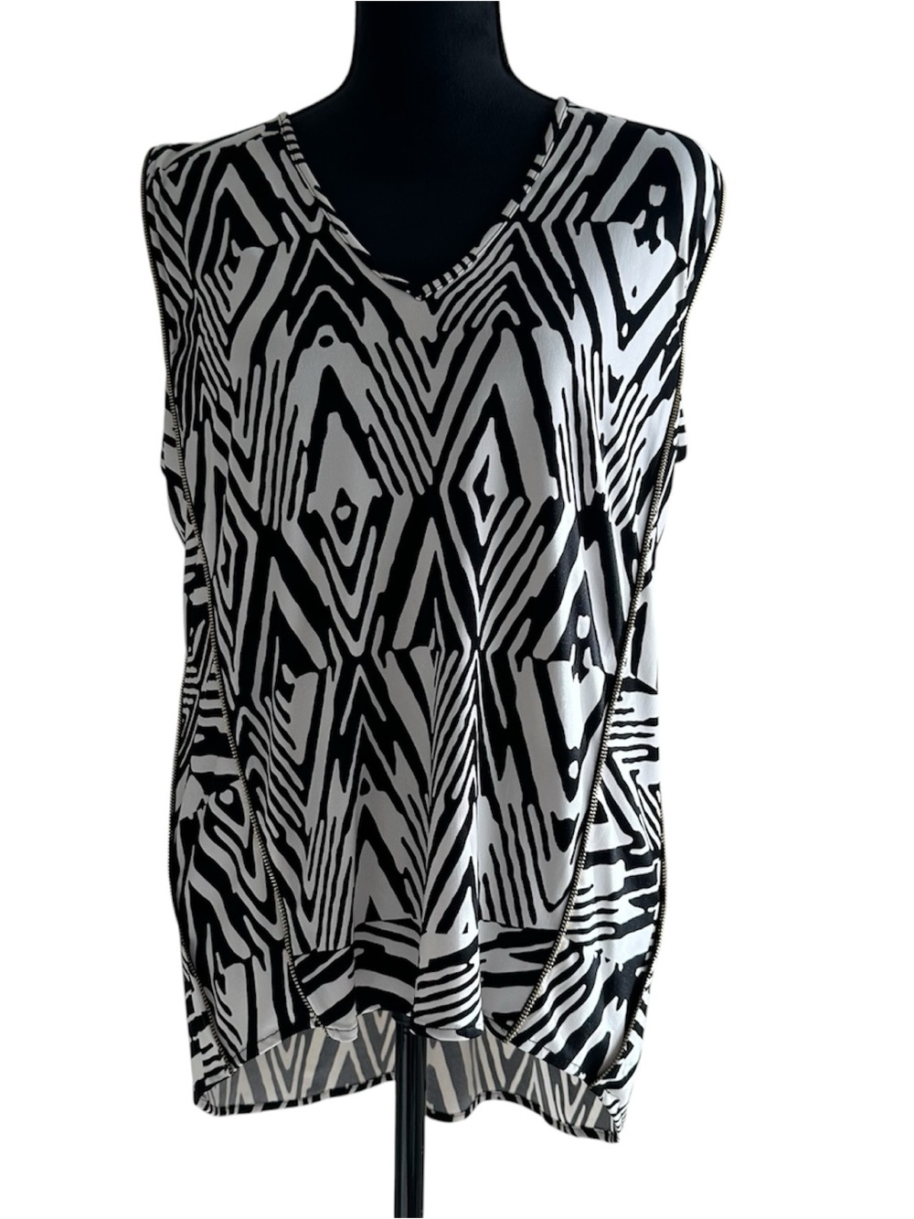Calvin Klein, black & White Geometric V-Neck Sleeveless Top women’s size large